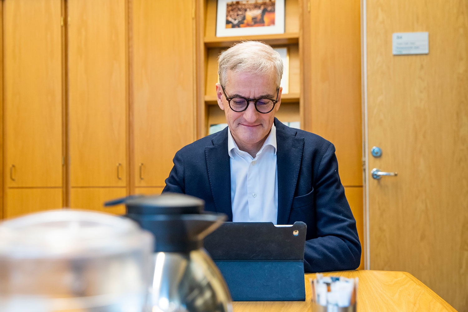 Ap-leder Jonas Gahr Støre jobber på kontoret sitt på Stortinget.