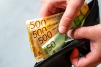 Regjeringen vil lovfesteretten til å betale kontant.