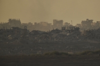 Bildet viser flere bygninger som ble ødelagt under israelske flyangrep på Gaza-stripen mandag.