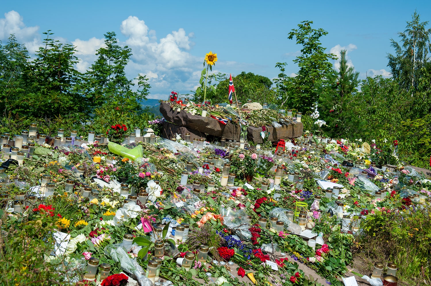 Blomster lagt ned på landsiden etter tragedien