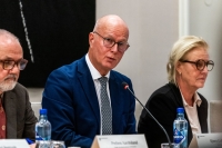 Helsedirektør Bjørn Guldvog (midten) er bekymret over at få eldre har tatt koronavaksinen.