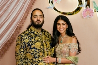 Anant Ambani, sønnen til Asias rikeste mann, sammen med sin kommende brud Radhika Merchant, poserer på en av festene i forkant av helgens ekstravagante bryllupsfest.