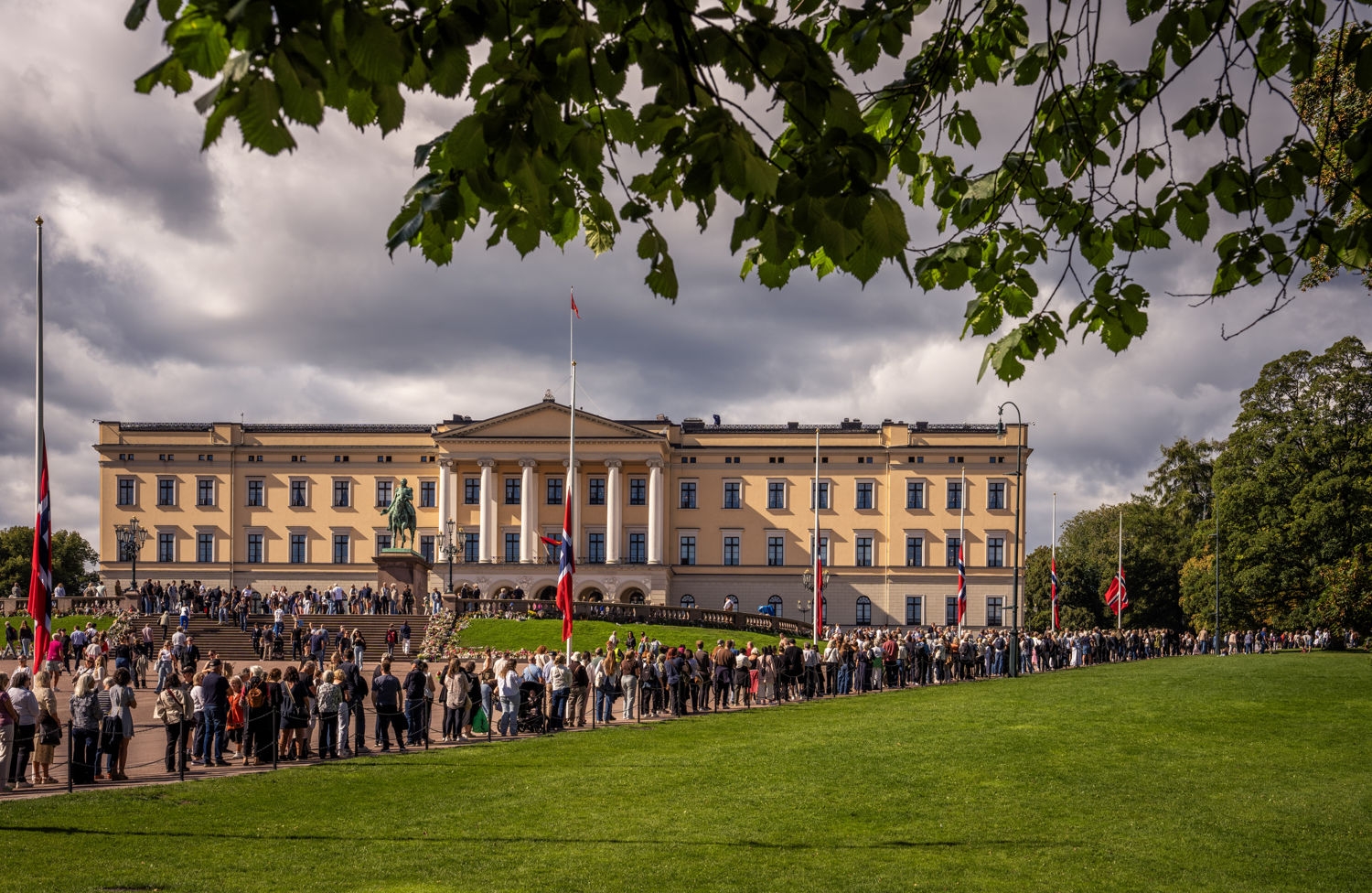 Publikum står i lang kø opp til Slottet for å besøke Slottskapellet onsdag.