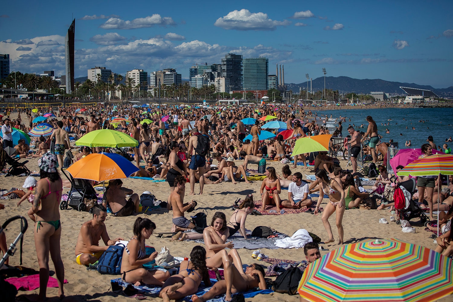 Slik så det ut på stranda i Barcelona lørdag. Mandag får utenlandske turister dra til Balearene, og fra søndag 21. juni åpnes også resten av Spania for utenlandske turister.