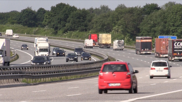 På tyske Autobahn er det viktig å gå ut av dørene på bilens høyre side ved nødstopp langs veien, på grunn av de høye hastighetene hos passerende kjøretøyer