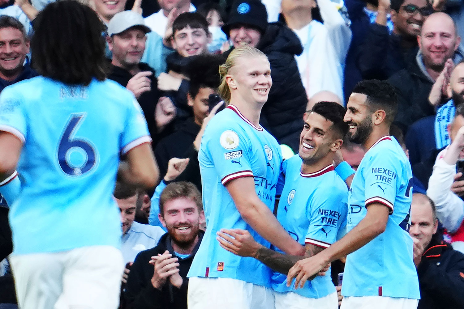 Erling Braut Haaland omfavnes etter å ha gjort sitt 15. mål på ni Premier League-kamper mot Southampton.