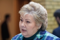 Høyres partileder Erna Solberg var inhabil da hun var statsminister på grunn av ektemannens omfattende aksjehandler, men vil likevel forsøke å bli statsminister igjen. Onsdag avsier kontroll- og konstitusjonskomiteen sin dom over habilitetssakene til Solberg og flere andre politikere.