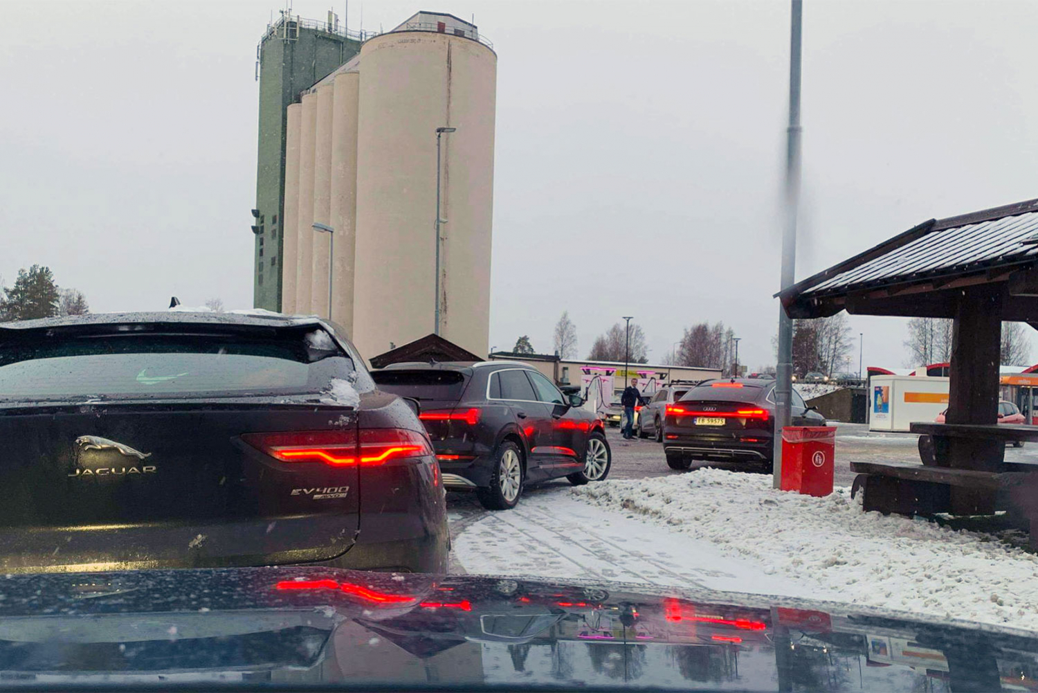 Inntil vi får flere hurtig- og lynladere langs veiene, vil det dessverre være ladekøer i feriene. Unngå dette ved å ikke reise når alle andre skal ut på tur. 