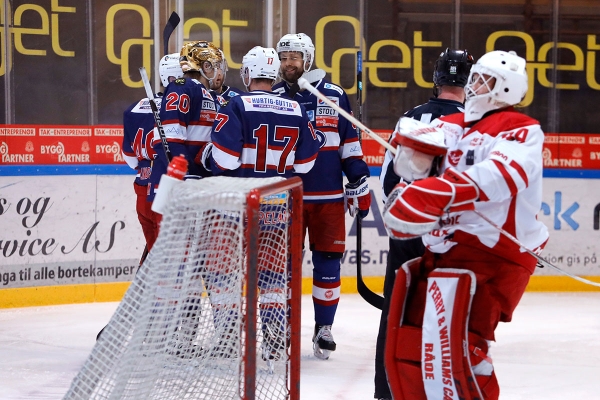 Vålerenga jubler for scoring i 8-3-seieren mot Stjernen tirsdag. Rasmus Ahlholm noterte hele åtte assist for serielederen.