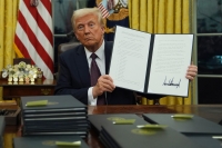 USAs president Donald Trump holder fram dokumentet som benåder rundt 1500 av de såkalte 6. januar-dømte.