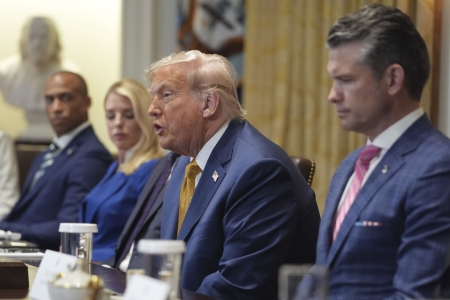 USAs president Donald Trump (i midten) ledet et regjeringsmøte i Det hvite hus tirsdag. 