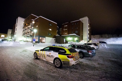 En politibil parkert utenfor boligkomplekset der en mann ble skutt i Nittedal lørdag kveld. 