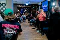 Statsminister Erna Solberg (H) på studentkveld på utestedet Brooklyn i Ålesund før valget i fjor. Hun og partiet får liten oppslutning i partibarometeret blant studenter.