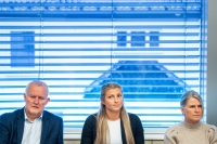 Henriksens far Trond Henriksen (f.v.), samboer Pernille Andersson og moren Elin Aarseth vitnet torsdag under rettssaken etter drapet på Jonas Aarseth Henriksen ved en hytte i Nes i Ådal i august 2023. Fire personer er tiltalt for drap eller medvirkning til drap. Rettssaken skal vare i seks uker.