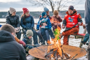 Bålsamling for store og små på Søndre Torv i Hønefoss