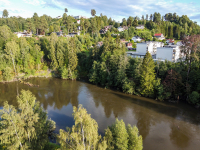 Like før denne elvesvingen . til venstre i bildet, er det en flere meter stor dyp grop i elvebunnen. Randselva renner fra venstre mot de evakuerte boligblokkene.