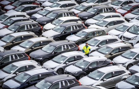 Nye biler ankommer Drammen havn før de blir sendt videre til forhandlere.
