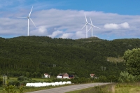 En sammenligning av spørreundersøkelser fra 2024 og 2025 viser at færre nordmenn nå er positive til vindturbiner i egen kommune. Her ser vi vindturbiner i Ånstadblåheia vindpark på Sortland i Nordland.