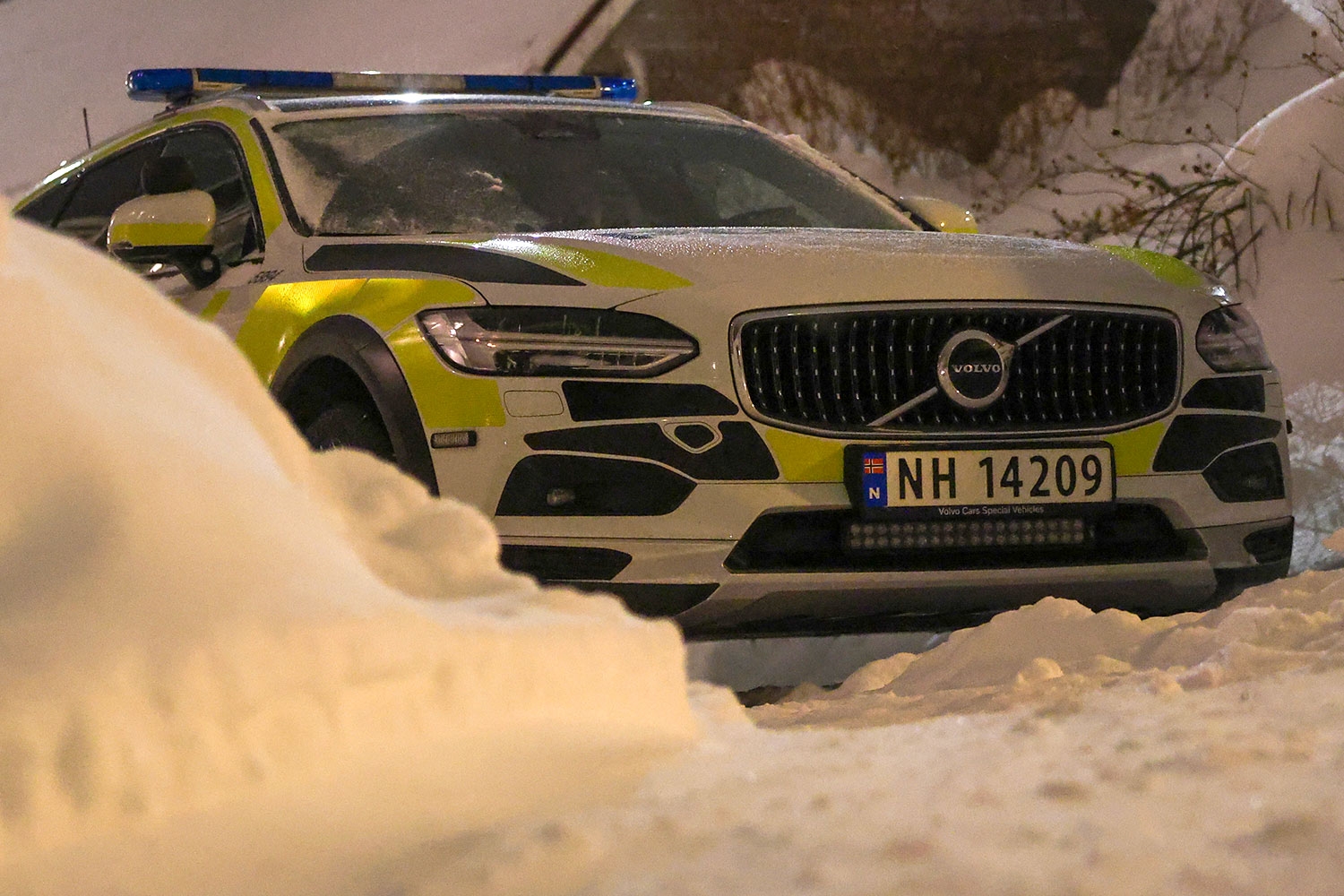 Politiet ved åstedet i Stavern der en mann ble funnet død tirsdag kveld. En kvinne er siktet for drap, men hun er fortsatt ikke pågrepet av politiet. 