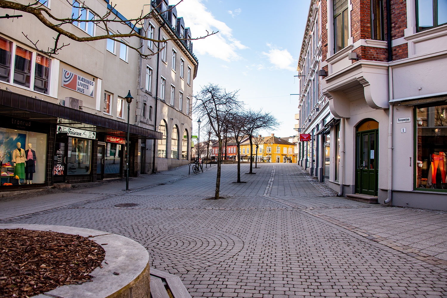 I denne gata var alt stengt - også banken og eiendomsmegleren