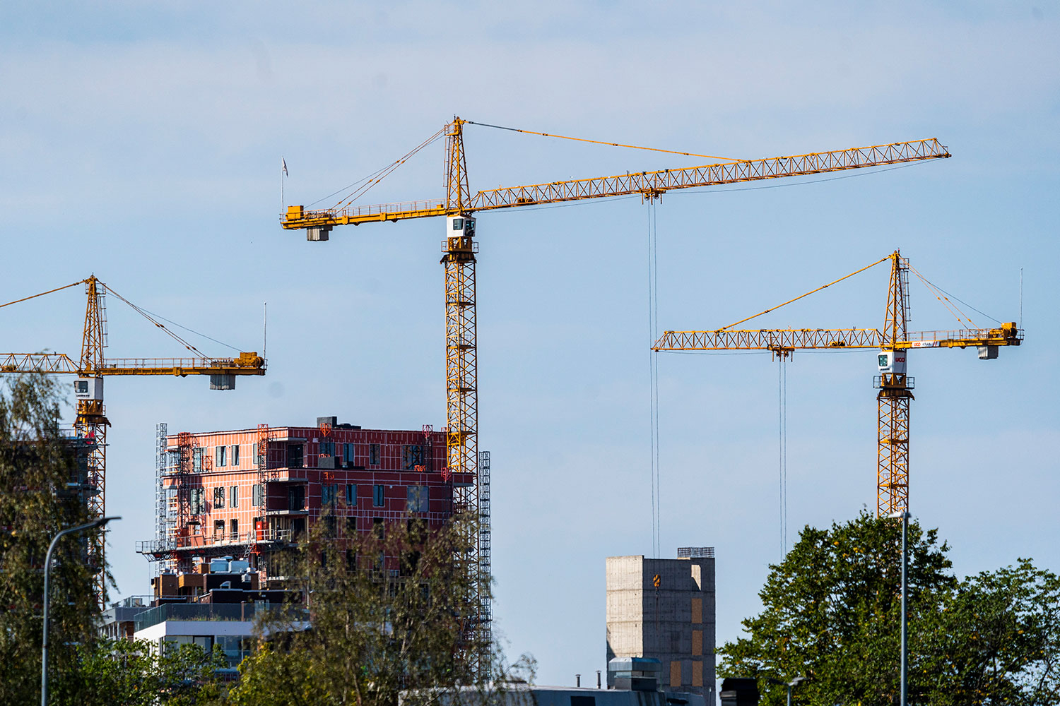 Flere boligutbyggere frykter at flere planlagte boligbyggeprosjekter må utsettes eller legges på is i høst. Det er renteøkninger, skyhøye materialutgifter og fall i boligprisene som er noen av årsakene.