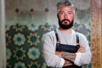 Stjernekokken Even Ramsvik (35) vil gjøre det enkle perfekt - med en personlig vri. Ramsvik har vært innehaver av en Michelin-stjerne med restauranten Ylajali, og har høstet mange gullmedaljer både alene og sammen med Kokkelandslaget. I dag er han daglig leder for Lava Oslo, et kokkekollektiv med 15 restauranter i Oslo og omegn.