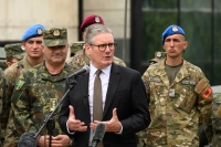 Statsminister Keir Starmer varsler bygging av seks nye fabrikker for produksjon av våpen og ammunisjon. 15. mai besøkte han et militært museum i Tirana i Albania.
