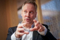 – Vi må sørge for at veier og jernbane fungerer i hverdagen. Dermed må vi bruke mer penger på drift og vedlikehold og mindre på investeringer, sier samferdselsminister Jon-Ivar Nygård (Ap).