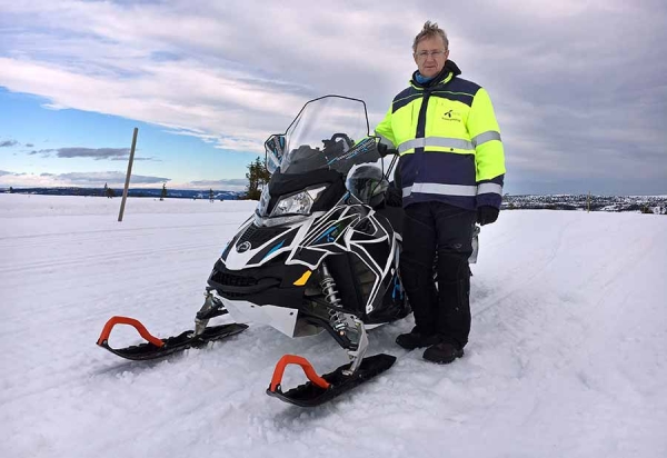 Bjørn Amundsen sjekker dekningen over hele landet. Flere steder tar han seg fram med snøscooter.