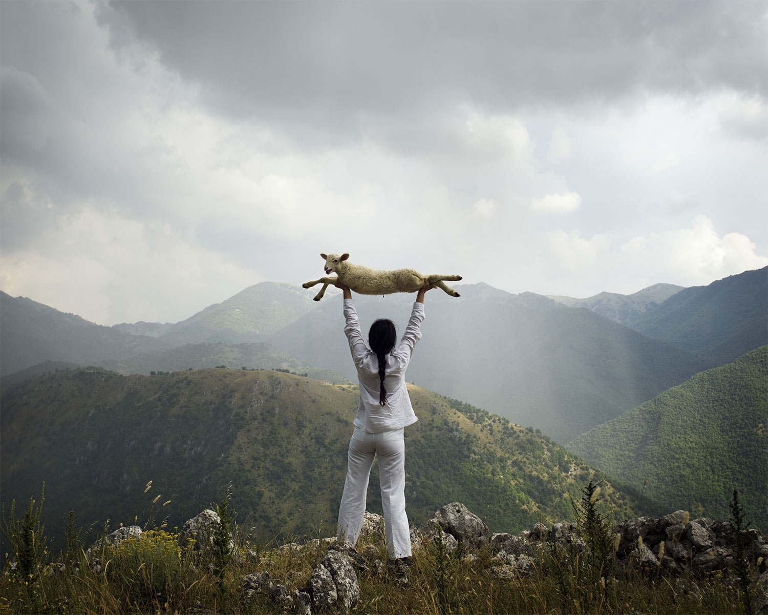 Marina Abramović, Holding the Lamb, 2010, C-print, 160 x 200 cm. ©Marina Abramović.