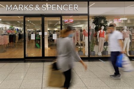 Færre kunder i butikkene har ført til at Marks &amp; Spencer kutter 7.000 arbeidsplasser i Storbritannia.