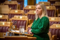 Mona Fagerås (SV) mener mange av forslagene regjeringen kommer med i Nasjonal transportplan er bra, men mener det fortsatt blir for mye penger til store veiprosjekter.