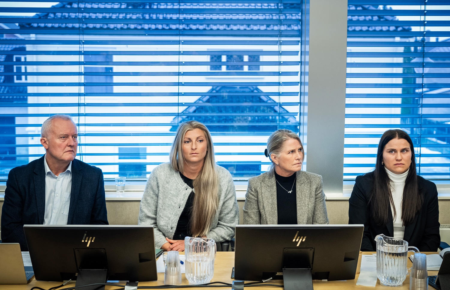 Henriksens far Trond Henriksen (f.v.), samboer Pernille Andersson, mor Elin Aarseth og søster Ida Aarseth Pedersen under første dag av rettssaken etter drapet på Jonas Aarseth Henriksen. 