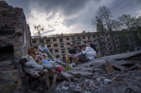 Ukrainske barn og ungdom dør fortsatt i russiske angrep. Her sørger familie og venner over 17 år gamle Danolo Hudya som ble drept sist torsdag i hovedstaden Kyiv.