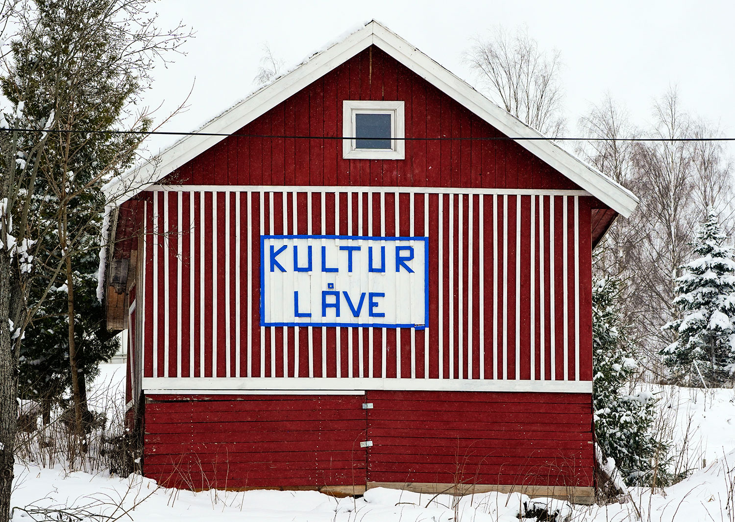 En mann i 60-årene fra Gran kommune døde etter å ha vært syk med covid-19. Mannen døde etter å ha hatt en ulovlig sammenkomst i sin bygning Kultur Låve. En kvinne i 70-årene som også var der er bekreftet død av covid-19. 