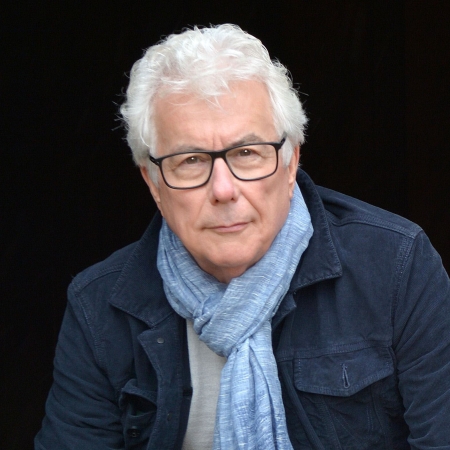 Ken Follett utkom i høst med en roman viet Stonehenge - og hvorfor han tror den mytiske steinformasjonen ble bygget.