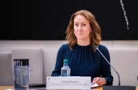 Arbeidsminister Tonje Brenna (Ap) sier at regjeringen vil øke pensjonsalderen.