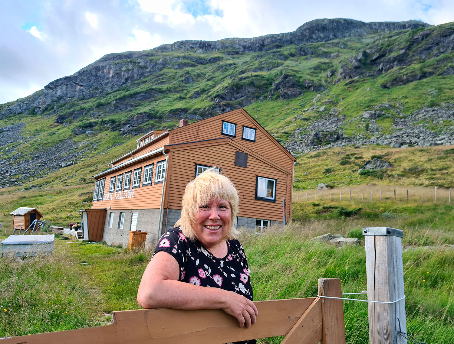 Daglig leder Ingrid Sandnes (72) som ønsker å skape en særegen atmosfære for sine gjester med norsk hjemmelaget mat.