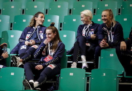 Katrine Lunde (nummer to fra høyre bakerst) er skrevet inn i Norges EM-tropp.