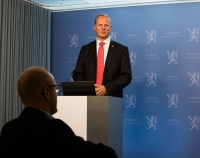 – Vi skal sikre befolkningens basisbehov for postsendinger, men samtidig ikke bruke uforholdsmessig mye midler på å opprettholde et tjenestenivå som er tilpasset fortiden, sier samferdselsminister Ketil Solvik-Olsen.