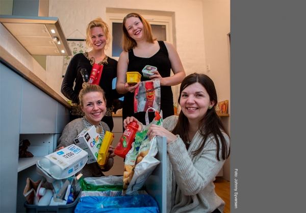 ORDEN UNDER KJØKKENBENKEN. Kari-Anne Isaksen i Grønne Jenter viser fram kildesorteringsløsningen sin. Foran f.v. Kari-Anne og Zlata Turkanovic. Bak f.v. Miriam Andrea Jøms og Johanne Sæther Houge.