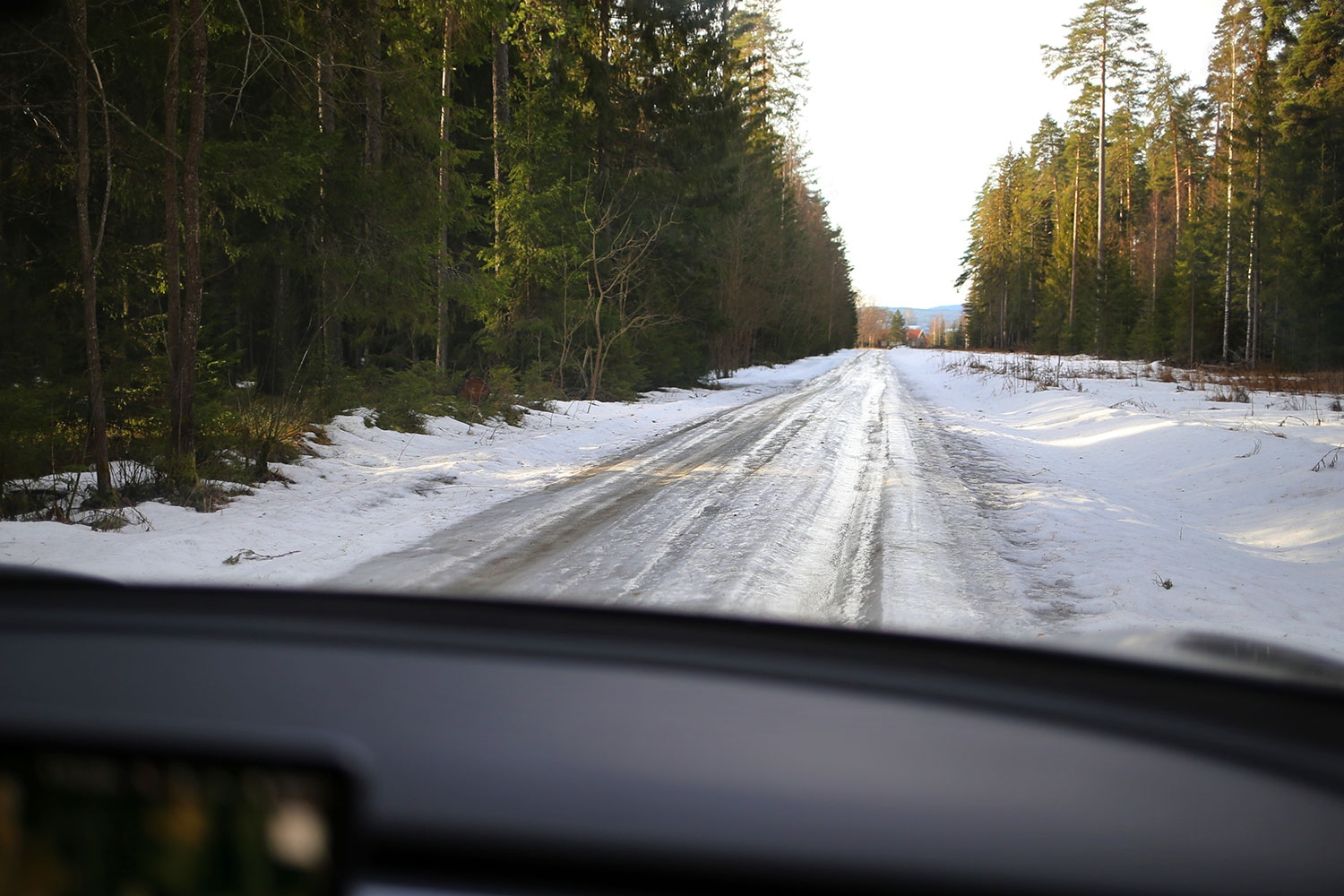 Dårlig vær med snø flere steder i Sør-Norge kan gjøre innledningen til årets høstferie vanskelig for bilistene.