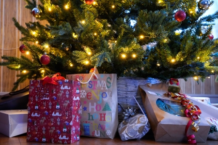 En av fem svir av for mye på presanger: – Ta julegavepraten!