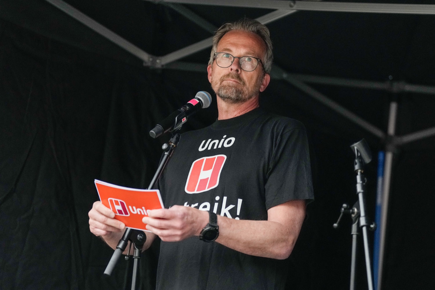 Kommunekommisjonen foreslår å skrote lærernormen, ifølge NRK og Nationen. Utdanningsforbundets leder Geir Røsvoll sitter i kommisjonen og tar dissens.