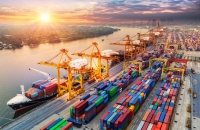 Den standardiserte containeren er motoren i global handel iStock / thithivong