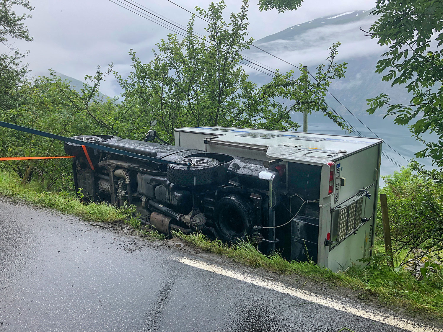 Søndag veltet en tysk campingbil på den smale og tungt turist-trafikkerte veien fra Aurland mot utsiktspunktet Stegastein. Ingen ble skadd i uhellet. 