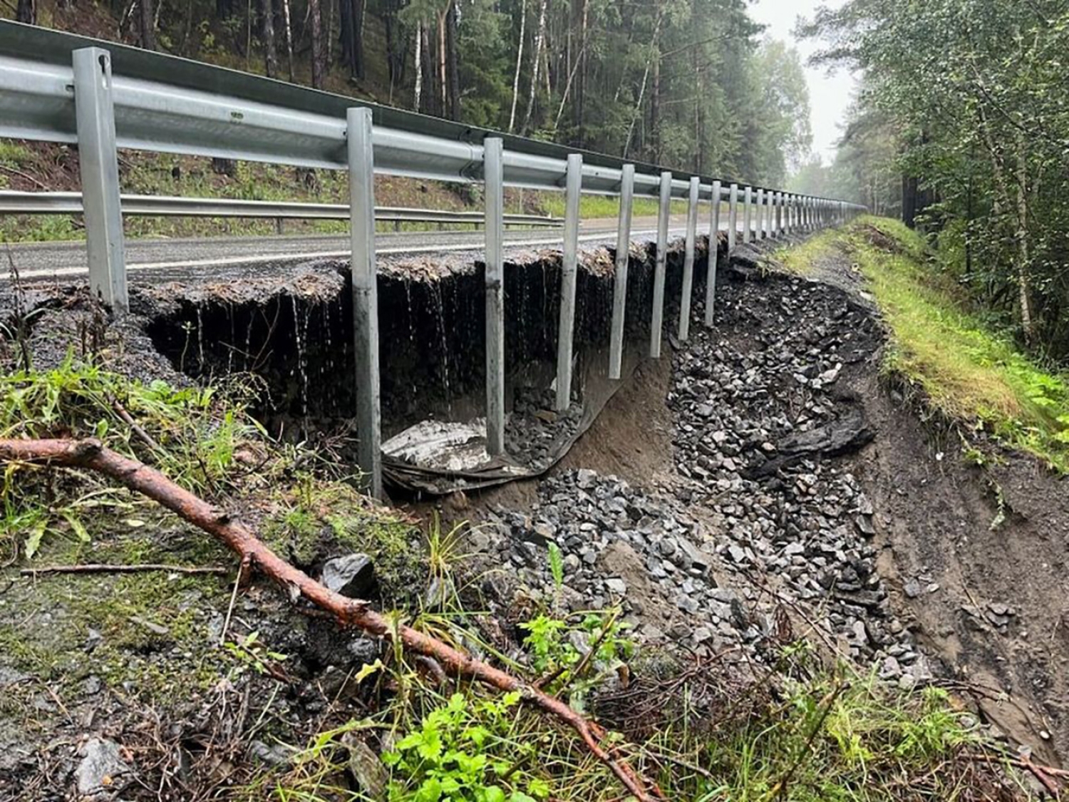 E16 er stengt ved Hønefoss på grunn av ras. Vegen er helt stengt mellom Hvalsmoen og Eggemoen, og vil bli det i en periode framover.