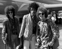 Her er The Jimi Hendrix Experience fotografert i 1967 - samme år som de utgav det banebrytende debutalbumet "Are You Experienced". Jimi Hendrix i midten er omkranset av bassist Noel Redding og trommeslager Mitch Mitchell.