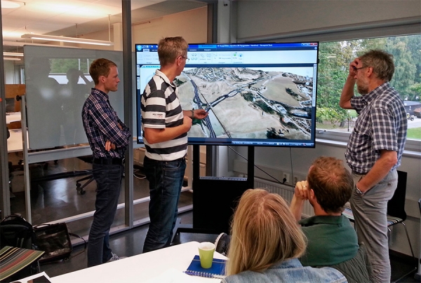 Her brukes 3D-modellen i planleggingen av fellesprosjektet Ringeriksbanen og E16, som skal bygges ut av Jernbaneverket og Statens vegvesen. Fra venstre ser vi Knut S. Rekaa og Rune Rian fra ViaNova Plan og Trafikk og Jan Martin Ståvi fra Asplan Viak. 