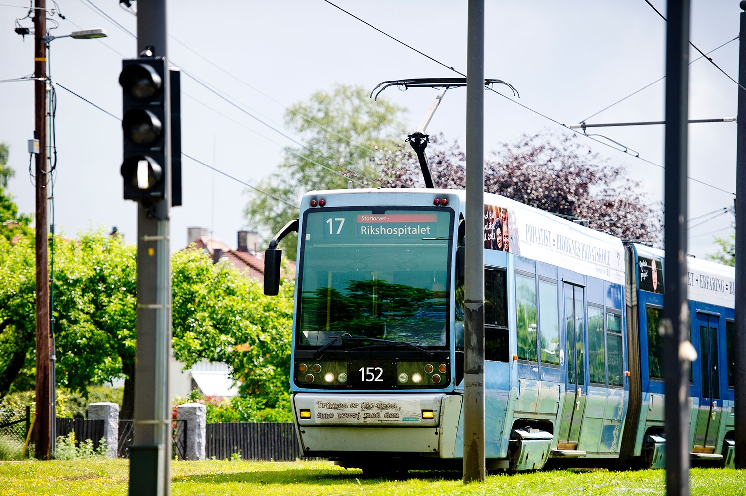 En trikk av typen SL-95 ved Forskningsparken holdeplass i Oslo.